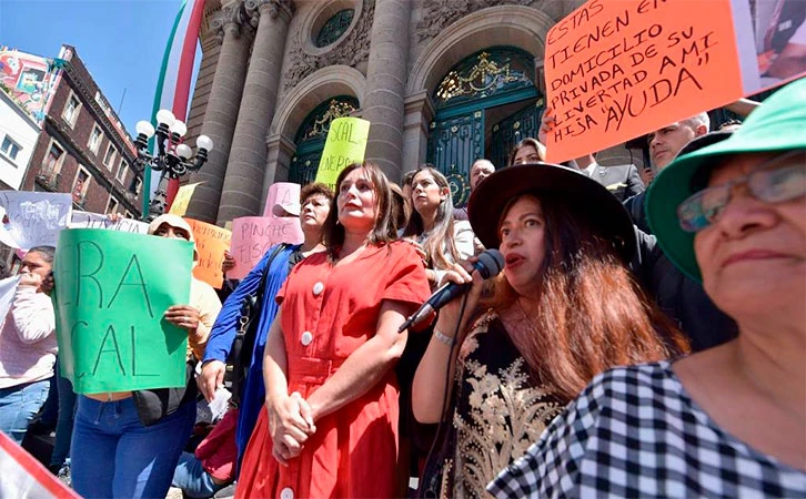 Protestan en Congreso CDMX víctimas de gestión de Ernestina Godoy