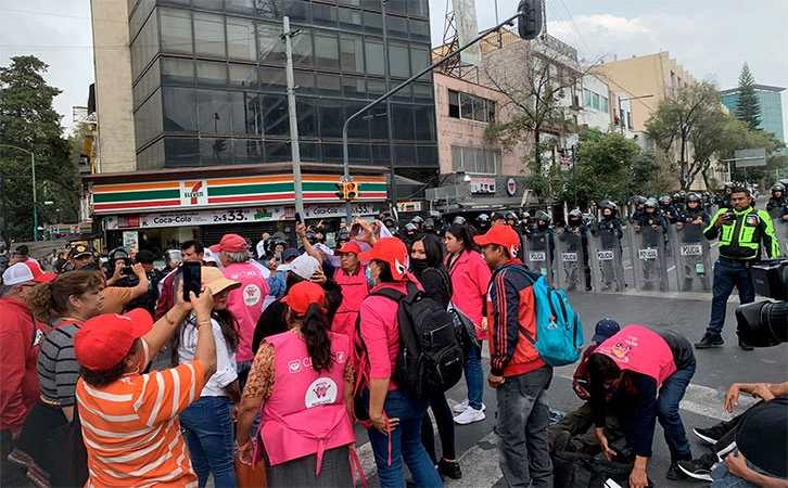 Comerciantes bloquean Av. Chapultepec, denuncian venta de sus plazas