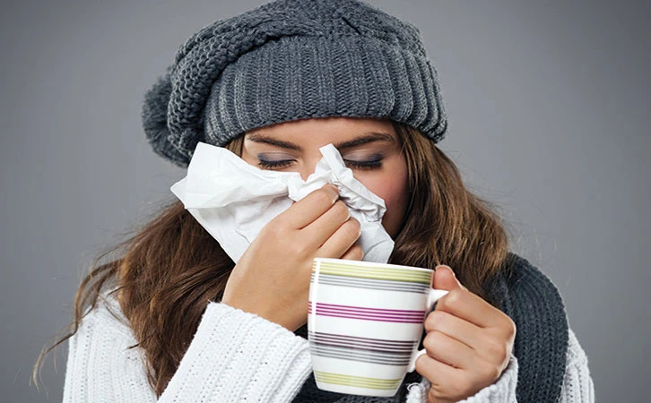 ¿Por qué aumentan los resfriados y gripes en temporadas frías?