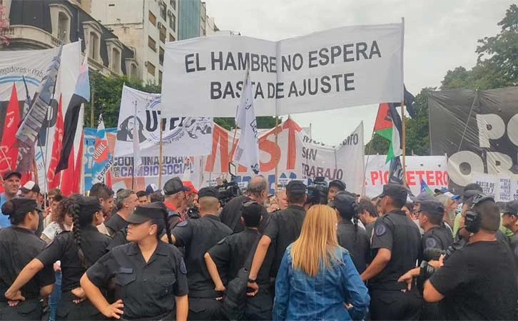 Marchan miles de argentinos contra incremento del hambre y la pobreza