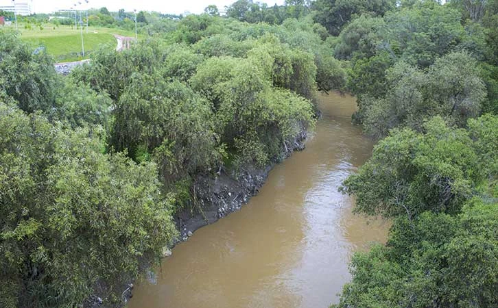 En el río Atoyac fraccionamientos discriminan a colonias populares