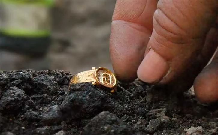 Arqueólogos encuentran anillo de oro intacto de 500 años