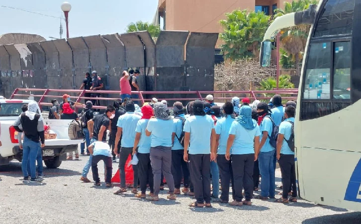 Estudiantes de Ayotzinapa mantienen protestas en Guerrero