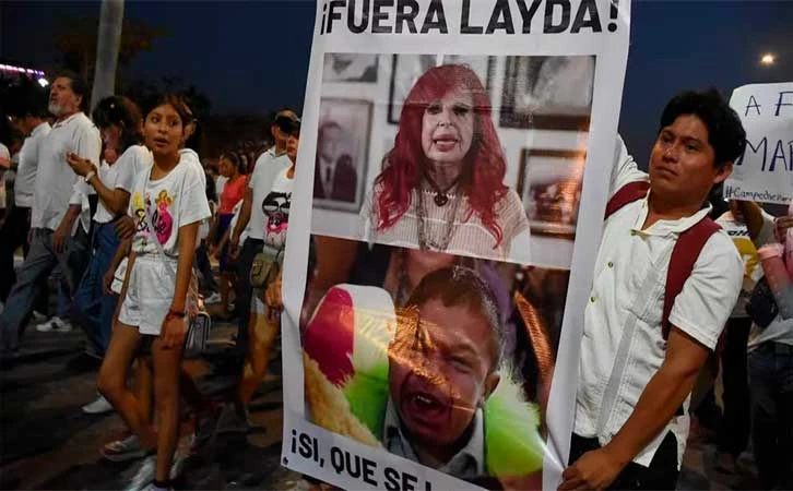 “Traidora” y “Fuera Layda”, manifestantes marchan en Campeche