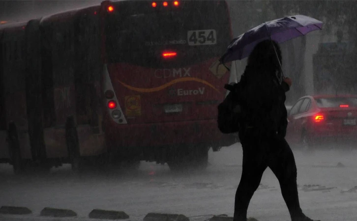De calor sofocante a lluvias y descargas eléctricas, pronostica SMN