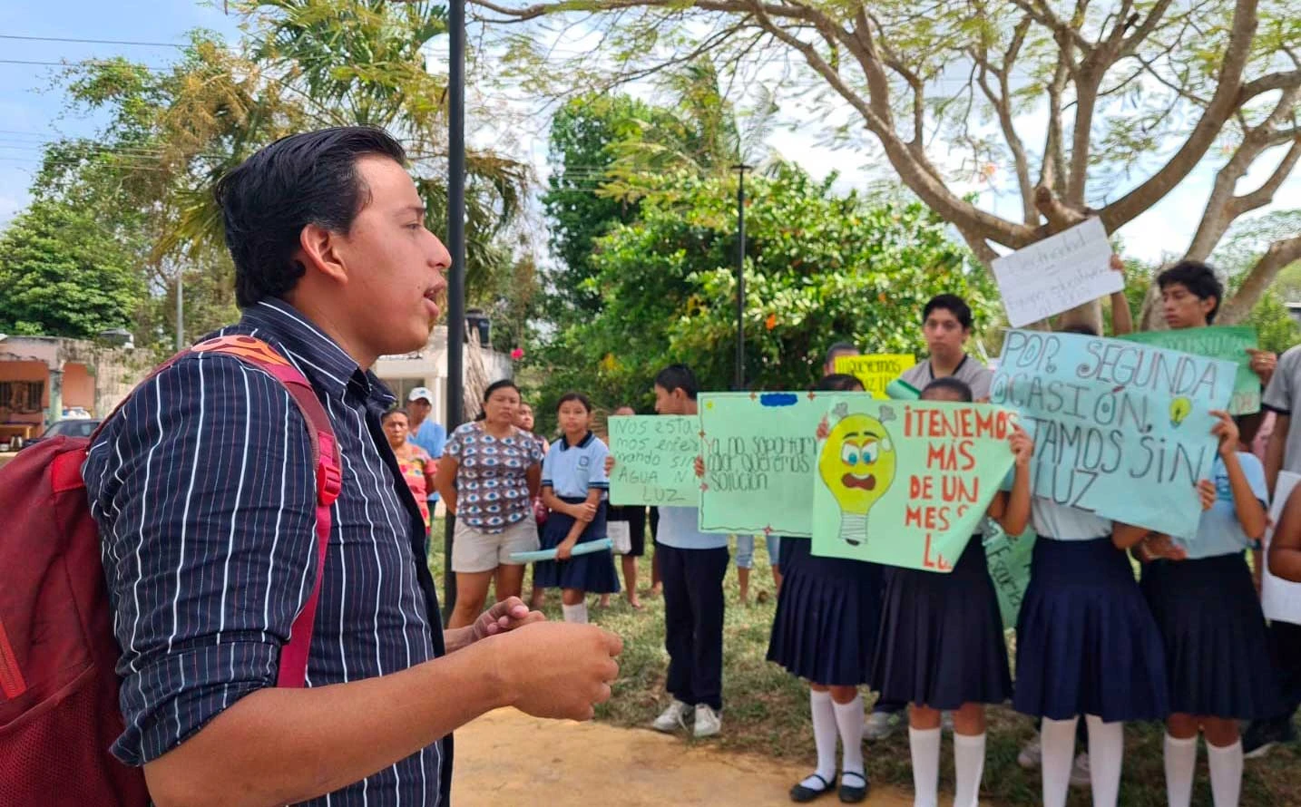 Estudiantes yucatecos denuncian falta de luz en su escuela