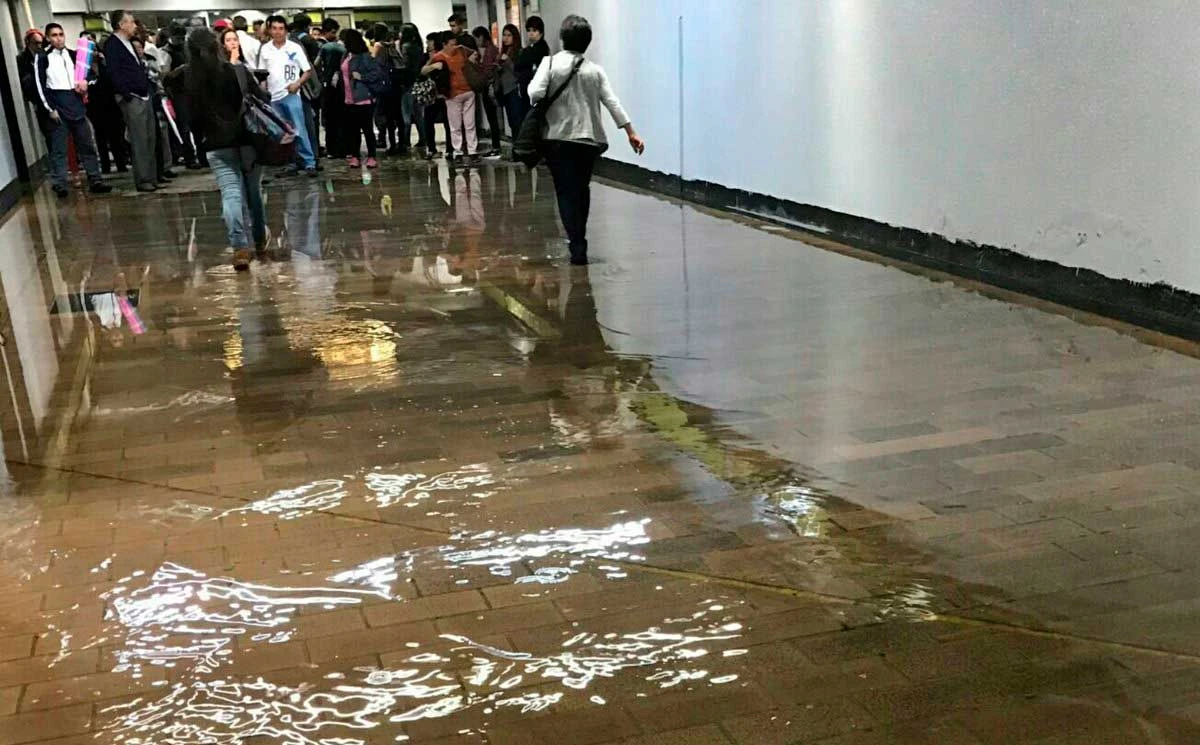 Retrasos en el Metro por inundaciones y hasta una explosión