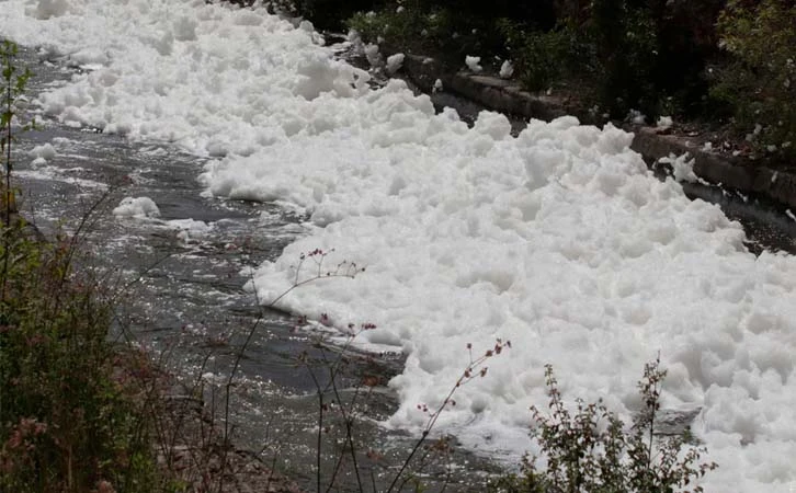 Espuma tóxica cubre el río Atoyac y la presa de Valsequillo en Puebla