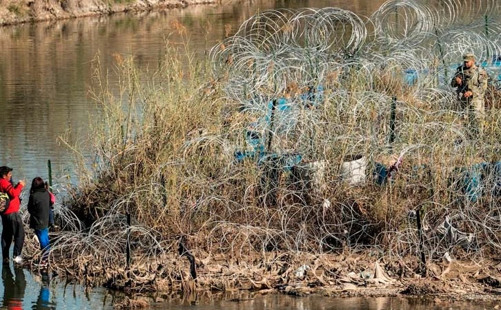 Instala Texas tercera barrera con navajas en frontera con México