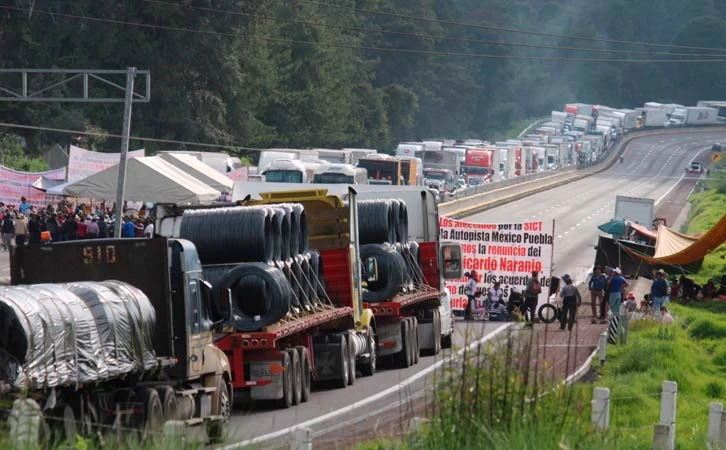 Mantienen ejidatarios bloqueo carretero en la México-Puebla