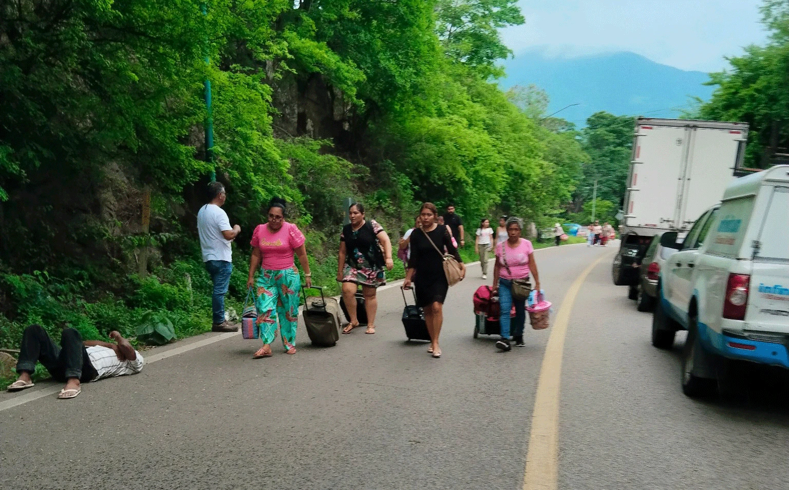 Cierran carretera Acapulco-Zihuatanejo; habitantes exigen seguridad