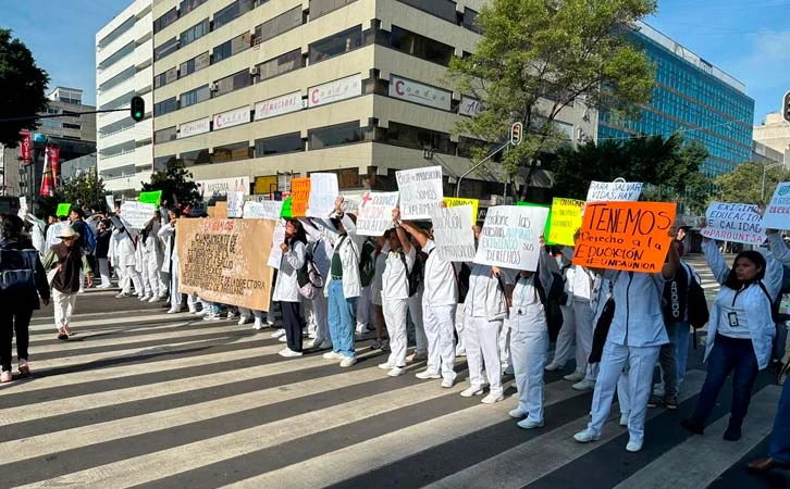 Bloquean vialidades de la CDMX estudiantes de medicina