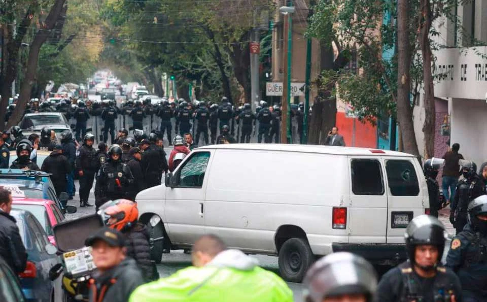 Sujetos vandalizan oficinas del sindicato petrolero; hay cinco lesionados