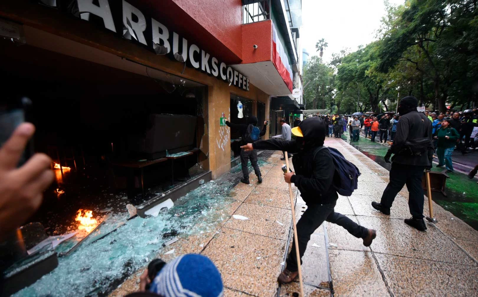 Encapuchados provocan disturbios en marcha por estudiantes de Ayotzinapa