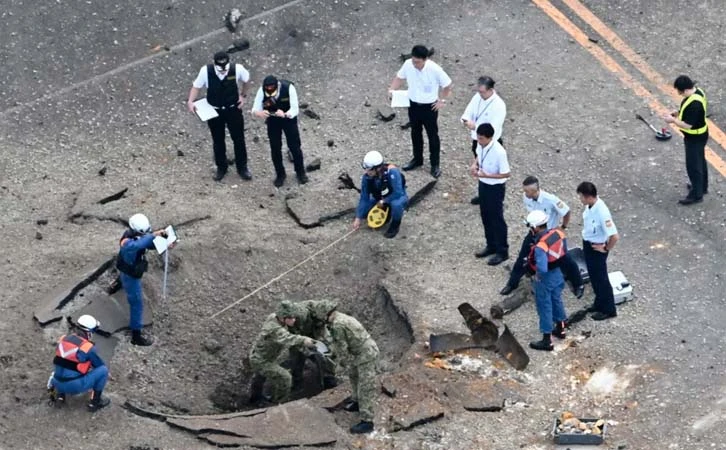 Explota bomba de la Segunda Guerra Mundial en el aeropuerto de Japón