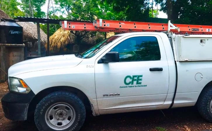 Encuentran cuerpos de cinco hombres en camioneta de CFE