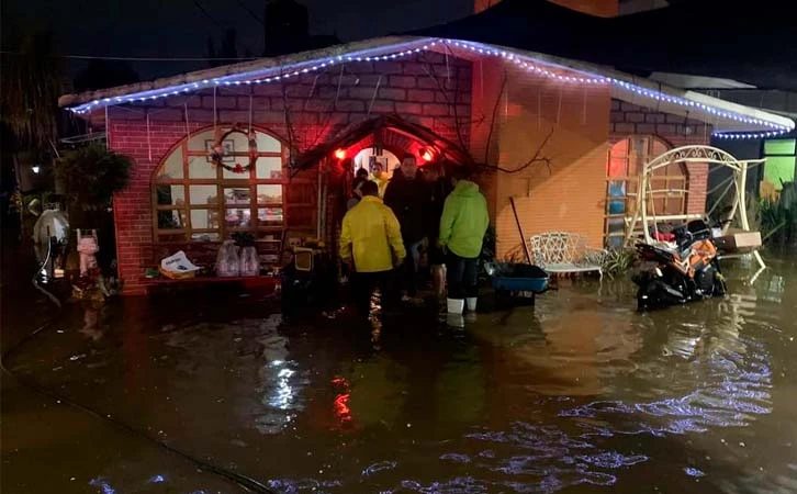 Protestan vecinos de Xochimilco por falta de apoyo tras lluvias intensas