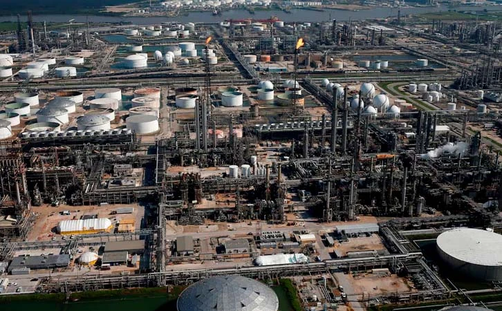 Fallecen dos personas en refinería de Pemex por fuga de gas tóxico