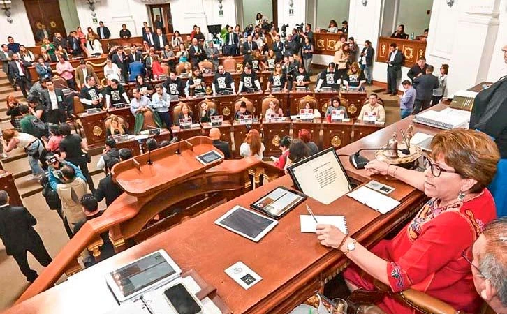 Legisladores oficialistas contratan asesores de “lujo”