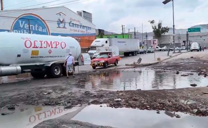 Socavones y aguas negras afectan a vecinos de Ecatepec