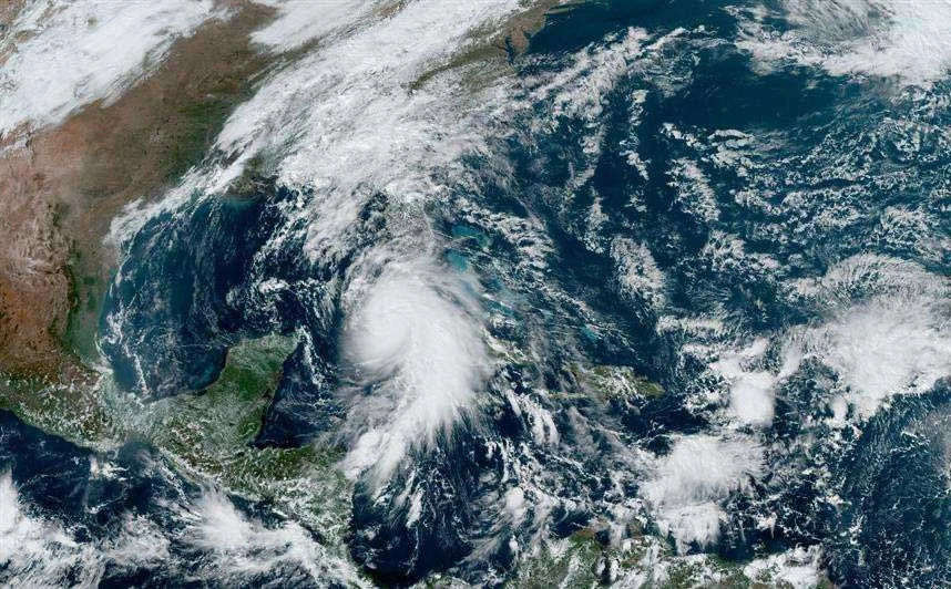 Huracán 'Rafael' mantiene en alerta al sureste de México; se dirige a Veracruz