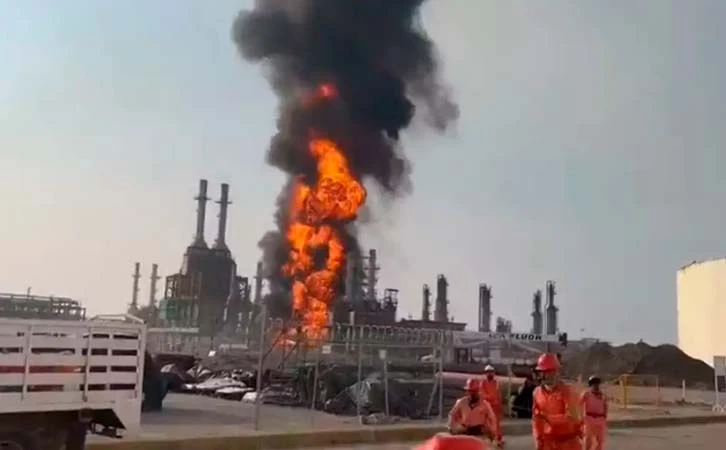 Reportan incendio en refinería de Pemex en Oaxaca, no hay heridos ni muertos