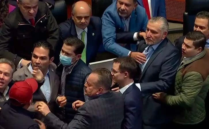 Morenistas Vs panistas, se agarran en el pleno del Senado