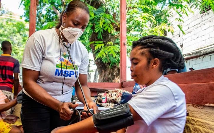 Gobiernos del mundo recortan presupuestos de salud pública: OMS