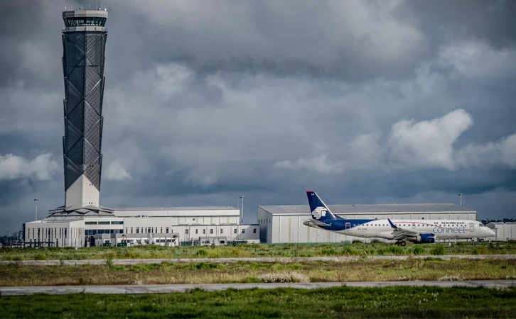 Controladores aéreos denuncian adeudos y malas condiciones laborales