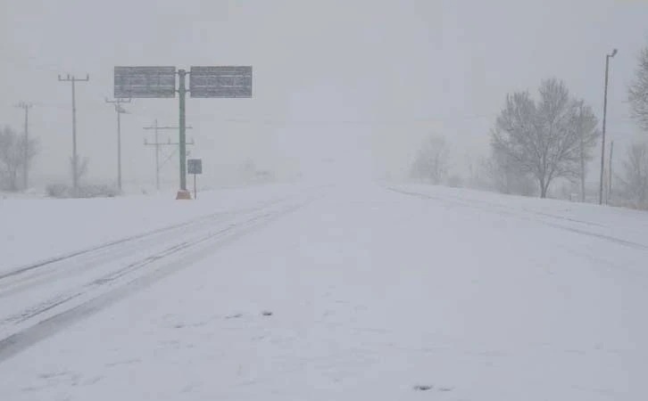 Caída de nieve aísla comunidades en Chihuahua