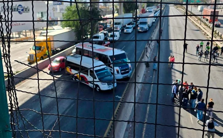 Transportistas bloquean autopista México-Querétaro