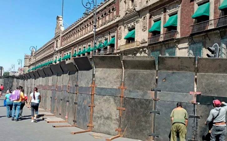 Instalan vallas metálicas más altas en periferia de Palacio Nacional