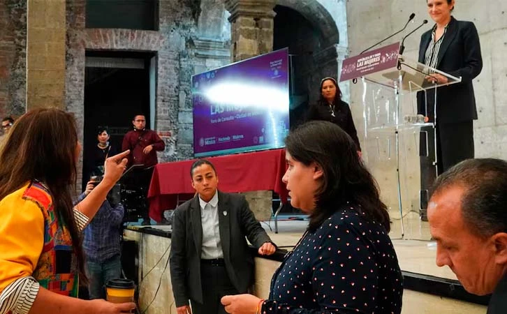 Activista trans interrumpe a gritos discurso de nueva fiscal, Bertha Alcalde