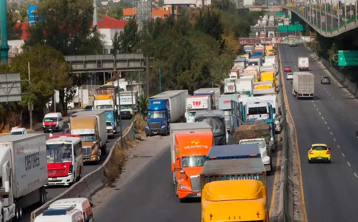 Cancelan transportistas megabloqueo, pero marchan al Zócalo