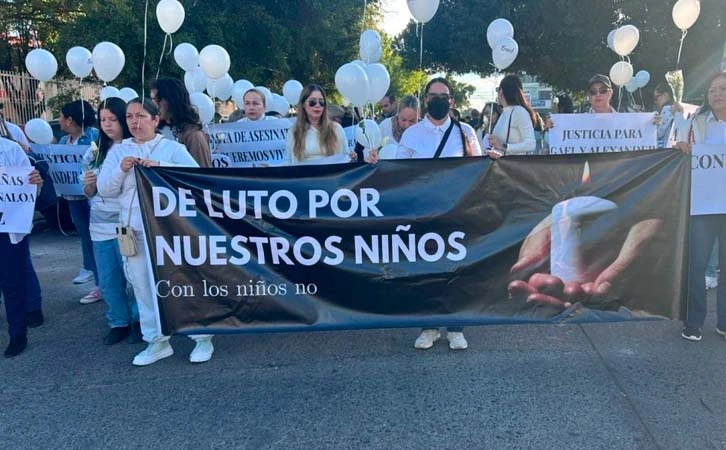 “A los niños no”: marcha comunidad educativa en Sinaloa