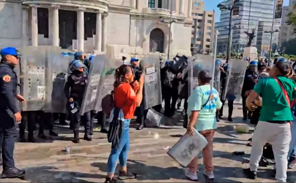 Comerciantes se enfrentan a policías en Alameda Central por retiro de puestos ambulantes