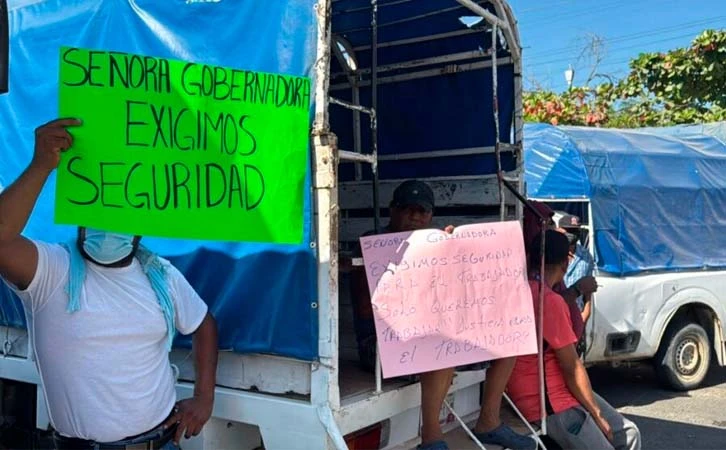 Transportistas exigen seguridad y bloquean bulevard en Acapulco