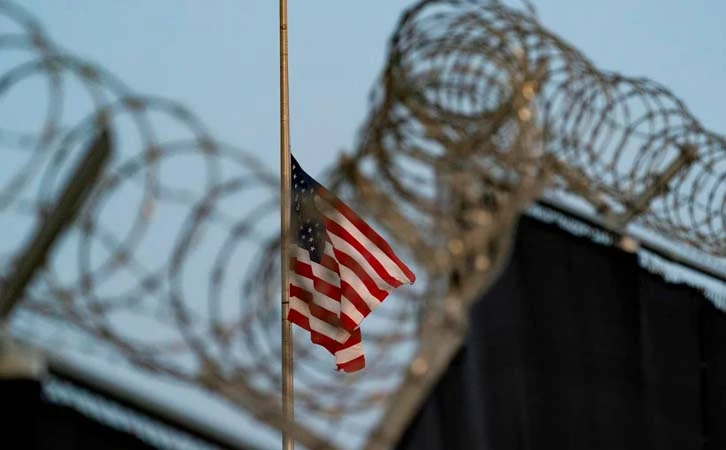 Estados Unidos envía primer vuelo con migrantes a Guantánamo