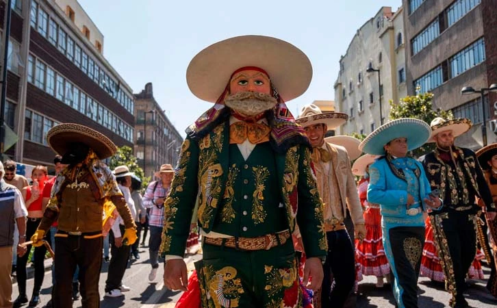 Carnavales llenan de color y música calles de CDMX