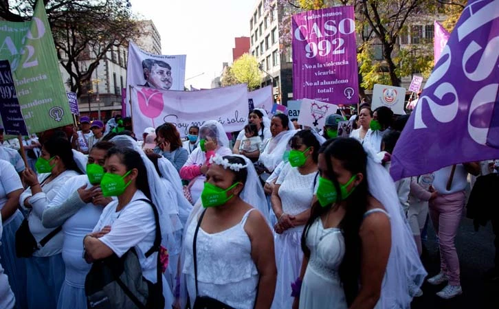 Mujeres con vestido nupcial protestan en la Suprema Corte de Justicia