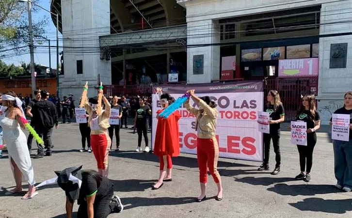 Protestan con performance contra las corridas de toros en Plaza México