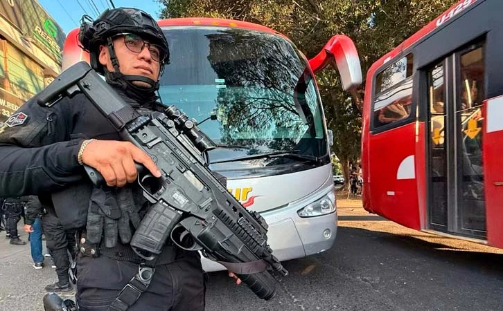 Policía irrumpe Normal Rural de Jalisco tras retención de autobuses con migrantes