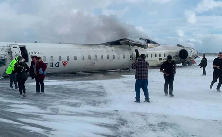 Viajaba mexicano en avión accidentado en Toronto; hay 18 heridos