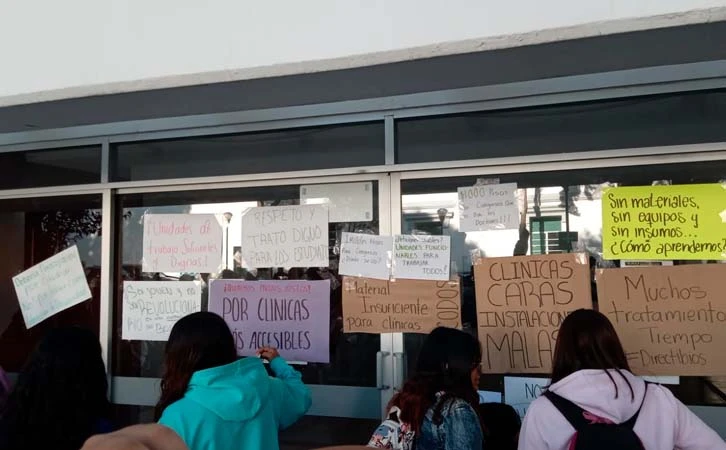 Estudiantes de Medicina de la BUAP logran renuncia del director tras protestas por plazas clínicas