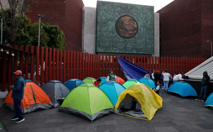 Instalan campamento en CDMX y paran labores en Oaxaca maestros de la CNTE