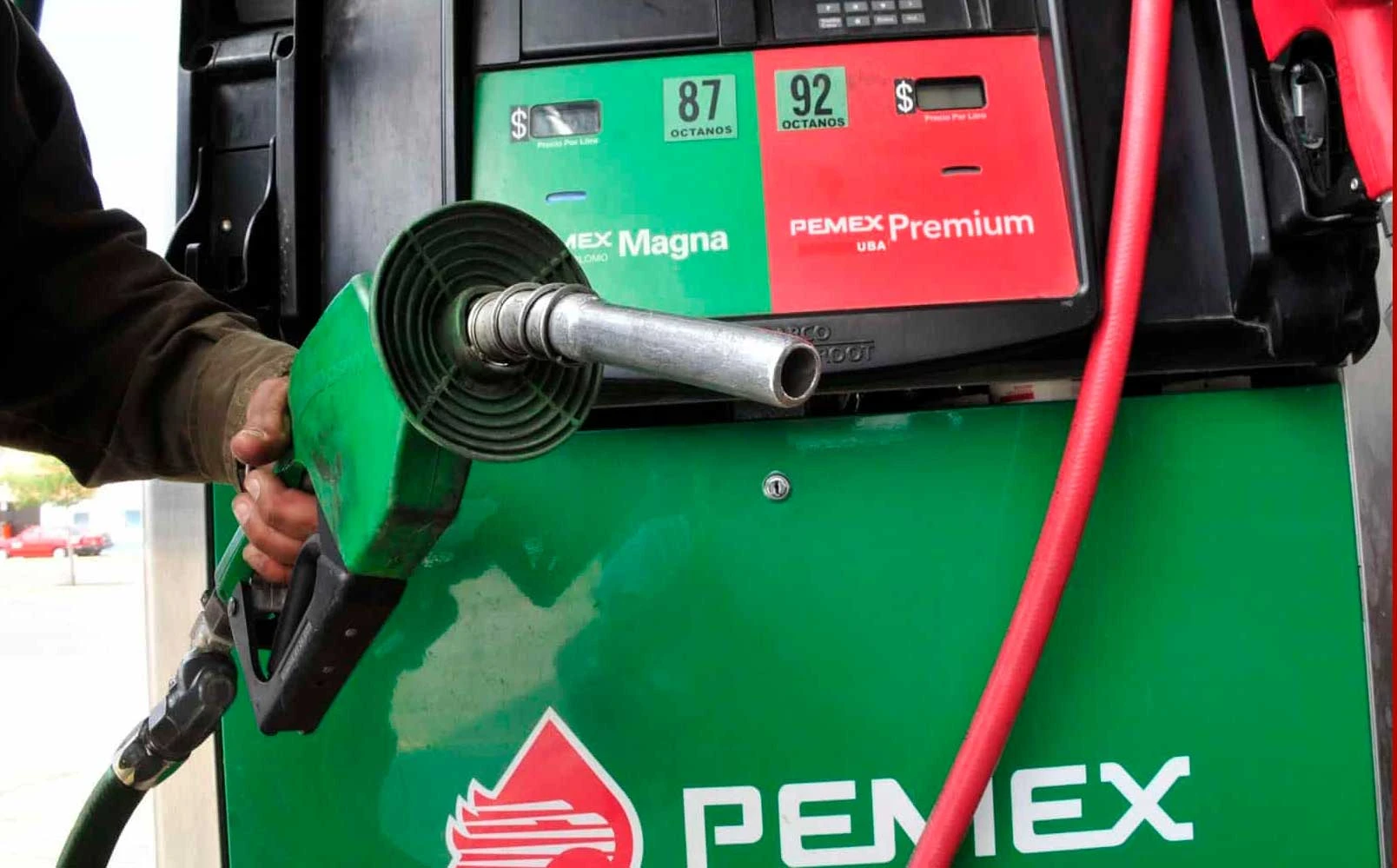 Firman acuerdo para fijar precio máximo de gasolina Magna