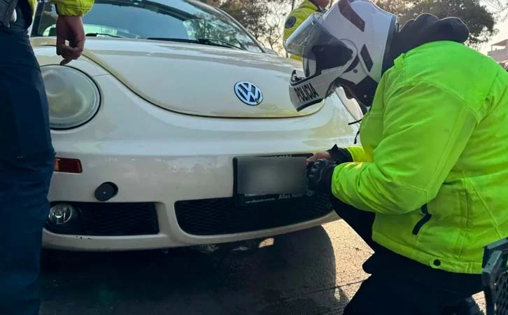 Multan a automovilistas con placas cubiertas