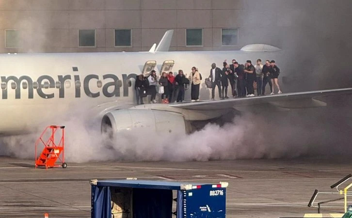 Incendio en avión de American Airlines deja 12 heridos en Denver