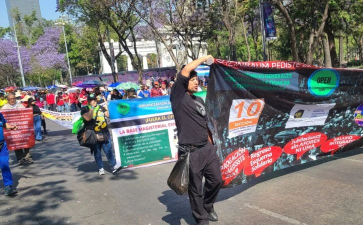 Maestros protestan e instalan plantón en Ciudad de México