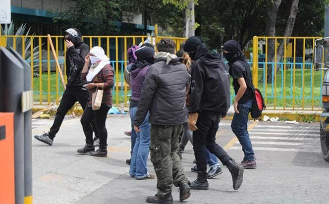 Encapuchados toman el CCH Vallejo de la UNAM